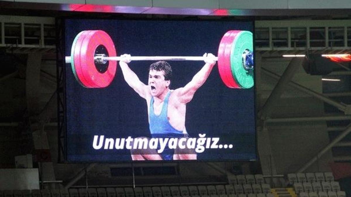 Naim Süleymanoğlu için Başakşehir’de saygı duruşu