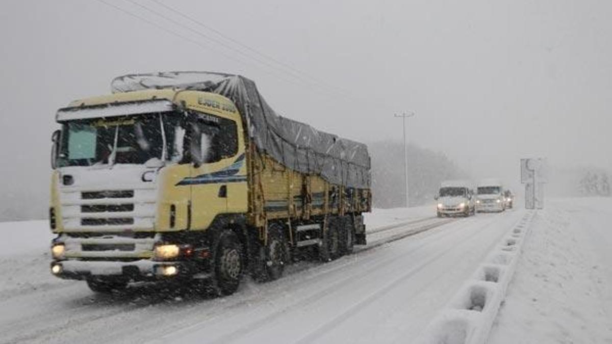 Bolu Dağı'nda yoğun kar yağışı! TIR ve kamyonlara izin verilmiyor