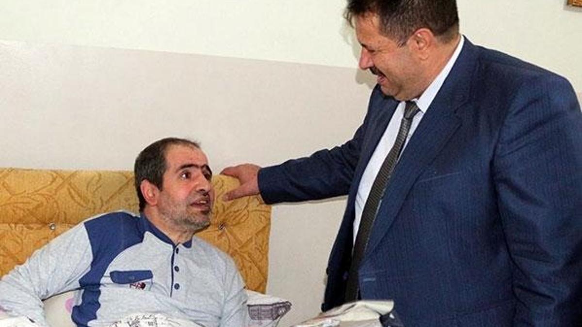 Ailesinin terk ettiği öğretmene öğrencileri sahip çıktı
