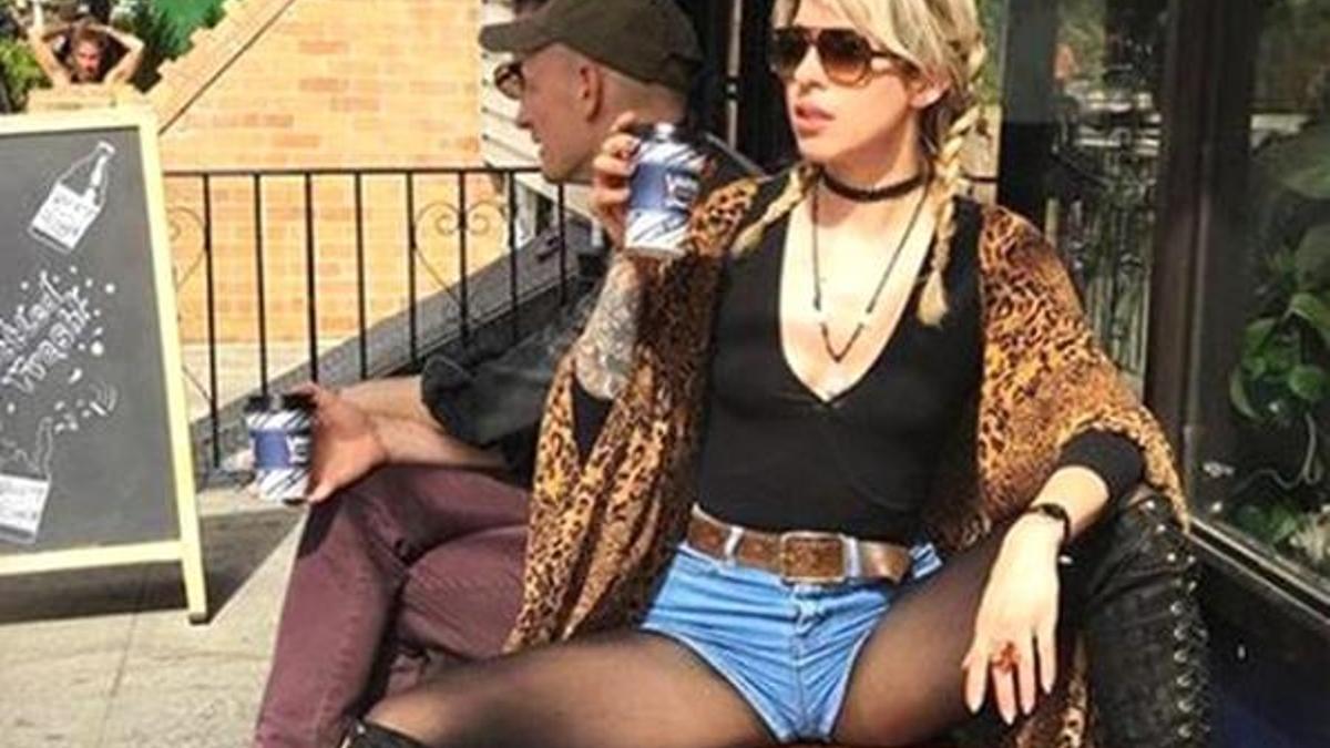 Seksi kadınlar da böyle oturdu!