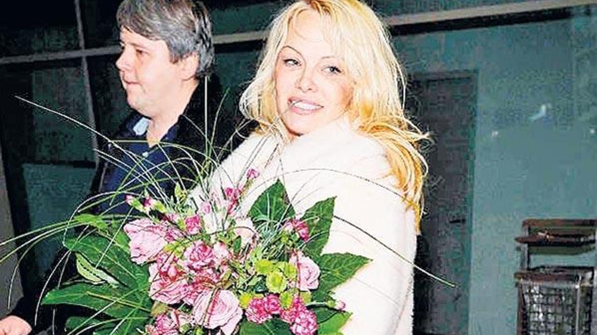 Ellerinde çiçekler