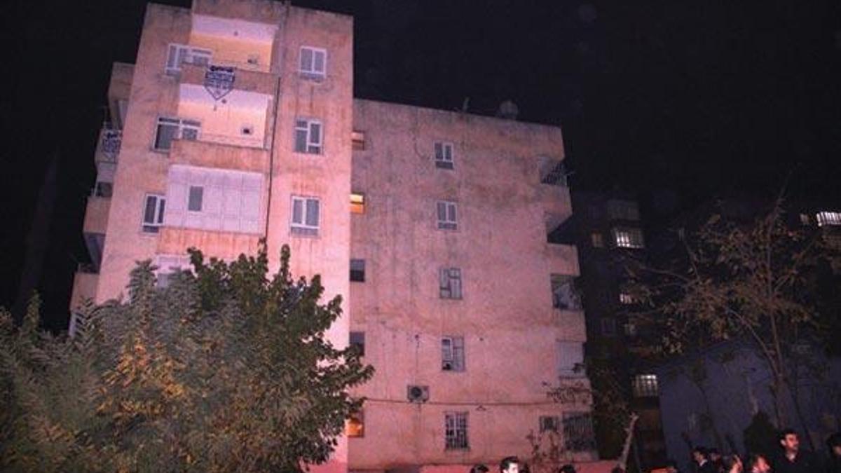 Polisi arayıp kızımı öldürdüm dedi... Bıçaklayıp, çatıda boğmuş!