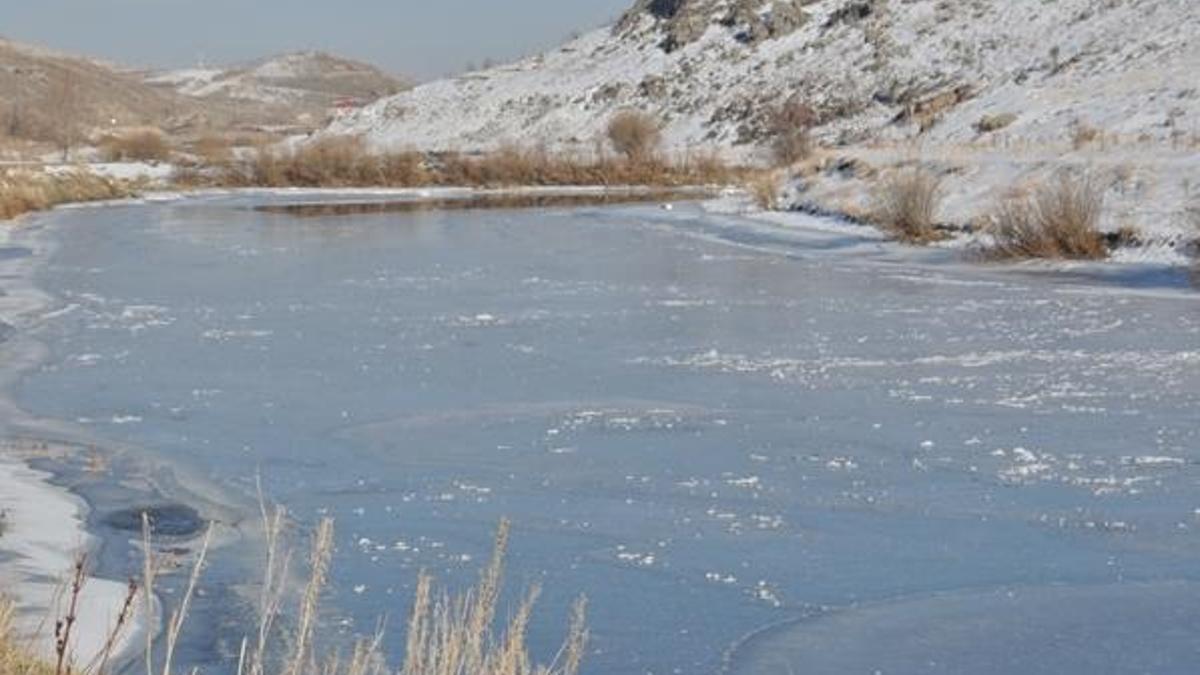 Hava sıcaklığının eksi 19’u gördüğü Kars’ta, Kars Çayı dondu