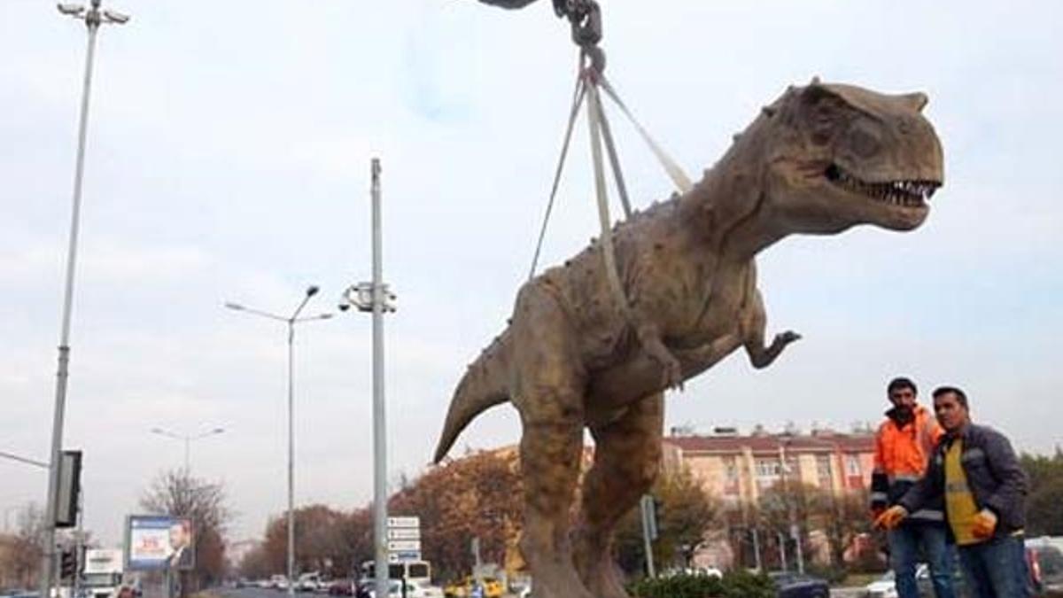 AOÇ kavşağındaki dinozor maketi kaldırıldı