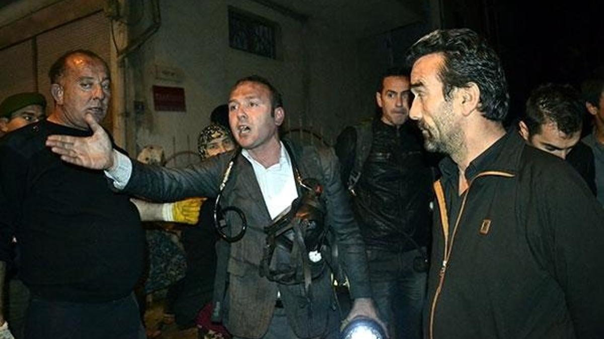 Takım elbiseyle dumanlar arasında bebek aradı