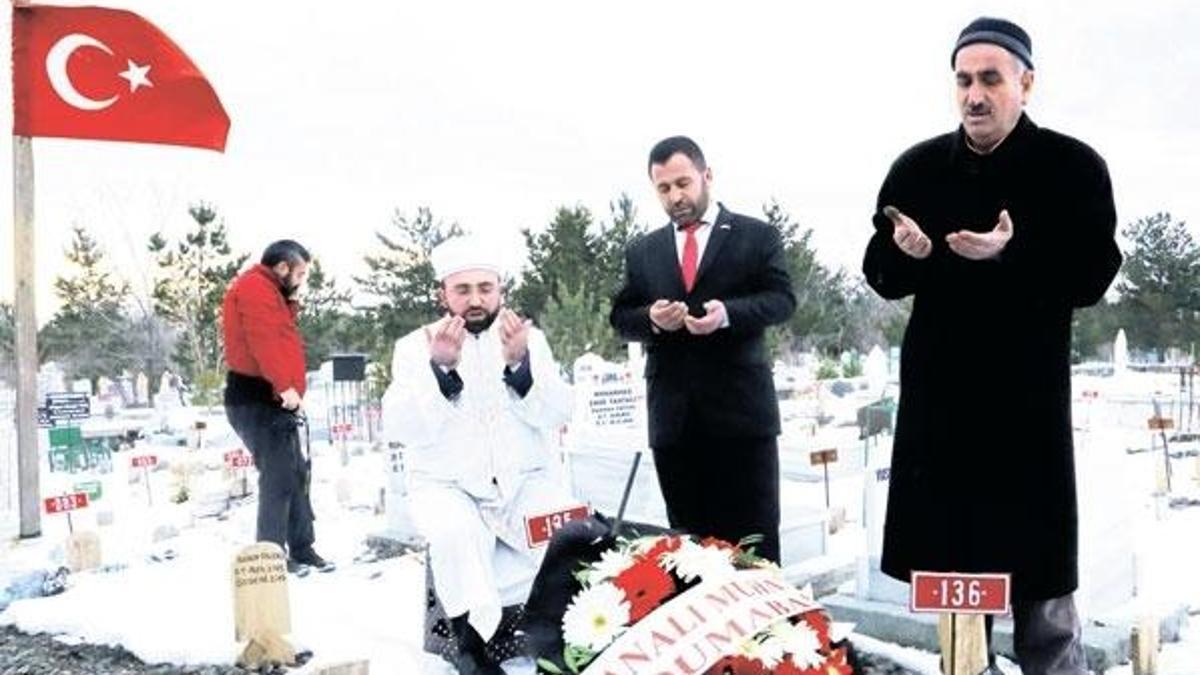 Annesinin sırtında donarak öldü!