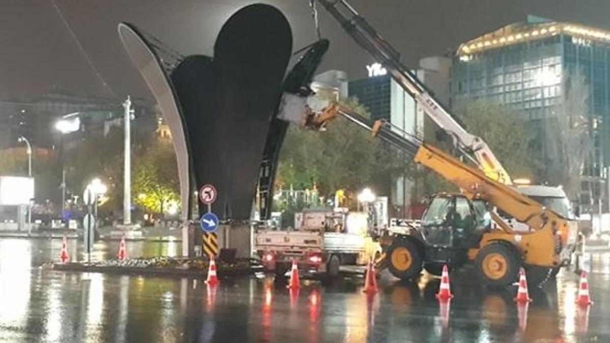 Ankara'da şimdi de Kızılay Meydanı’ndaki lale heykeli kaldırıldı
