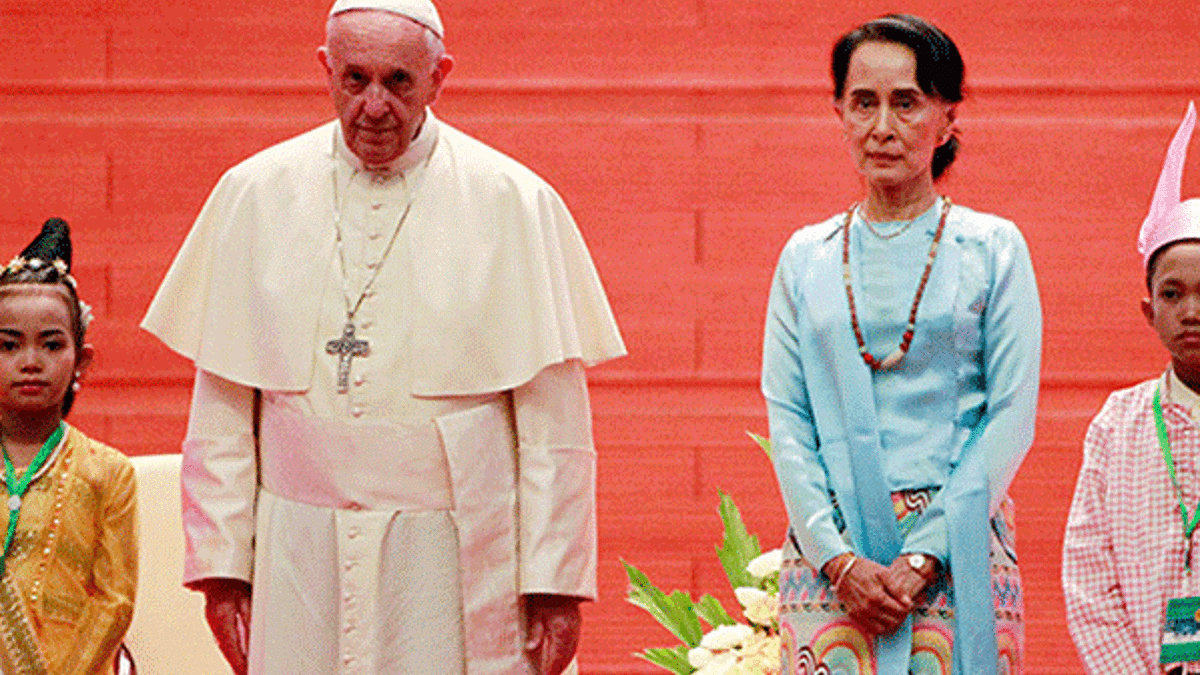 Papa Myanmar'a gitti