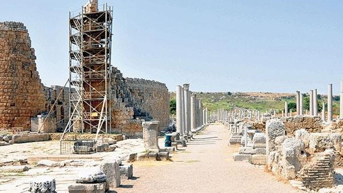 ‘Perge kuleleri’  yeniden yükseliyor