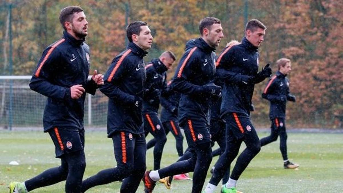 Shakhtar Donetsk otobüsünü durduran holiganlar, futbolcuları tehdit etti
