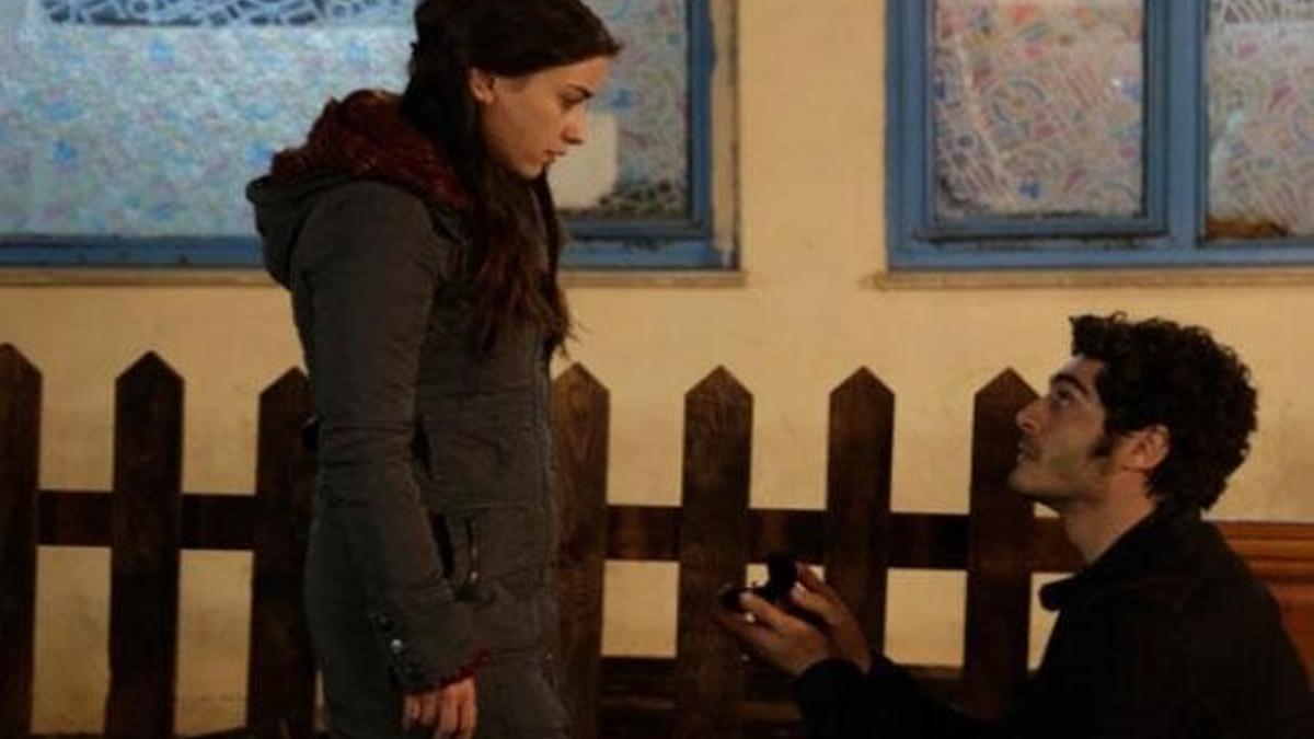 Bizim Hikaye 12. yeni bölümde Barış'tan Filiz'e evlilik teklifi!