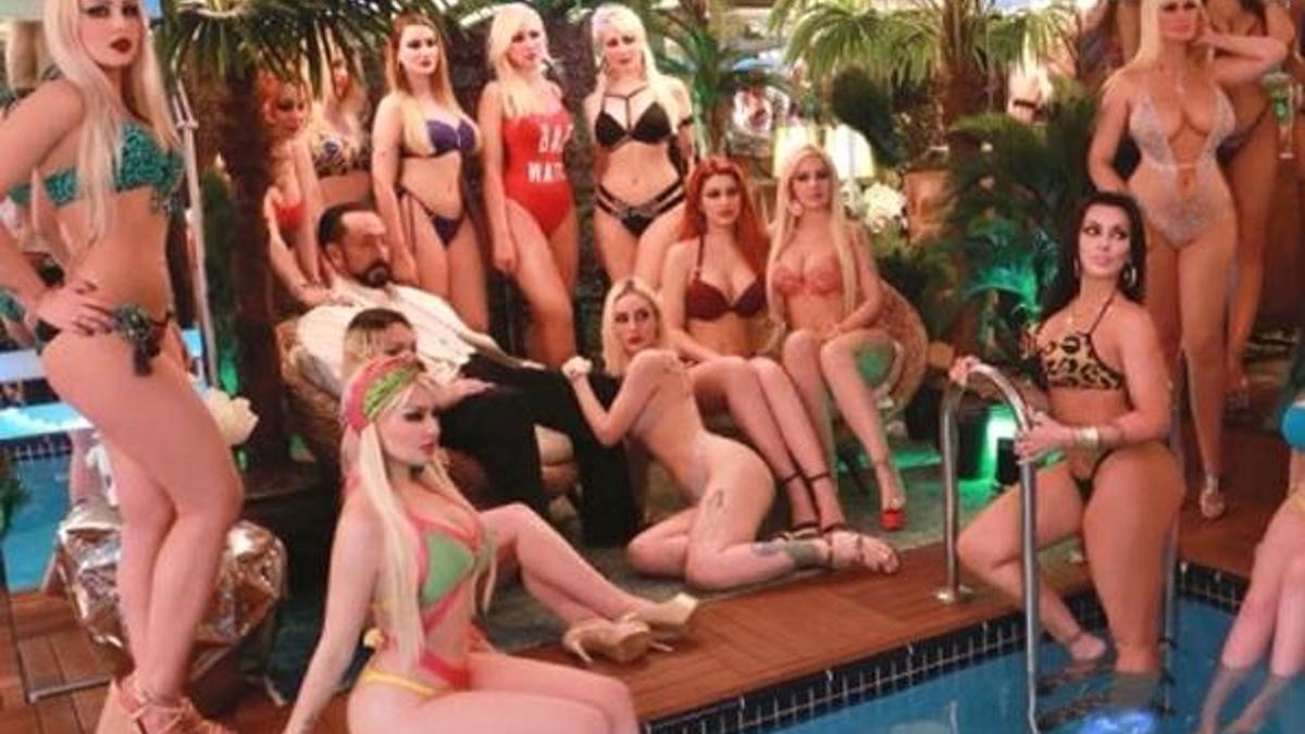 Adnan Oktar ve 17 bikinili 'kedicik' poz verdi!