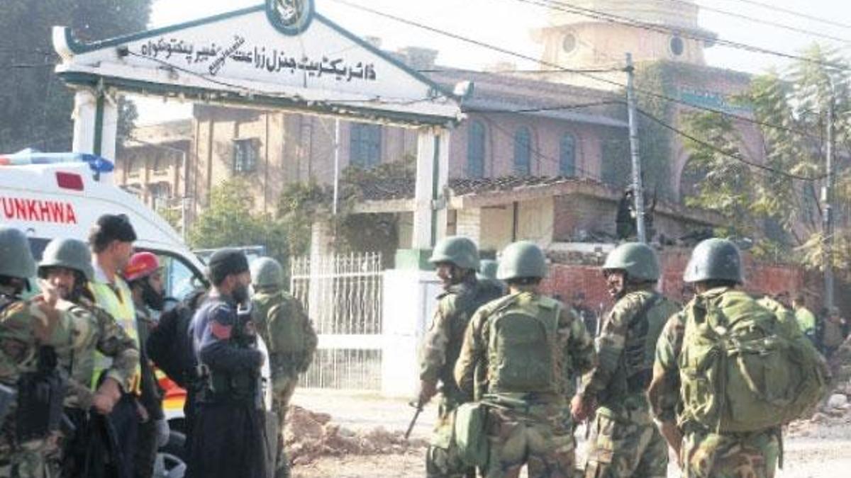 Çarşaflı teröristler üniversite bastı