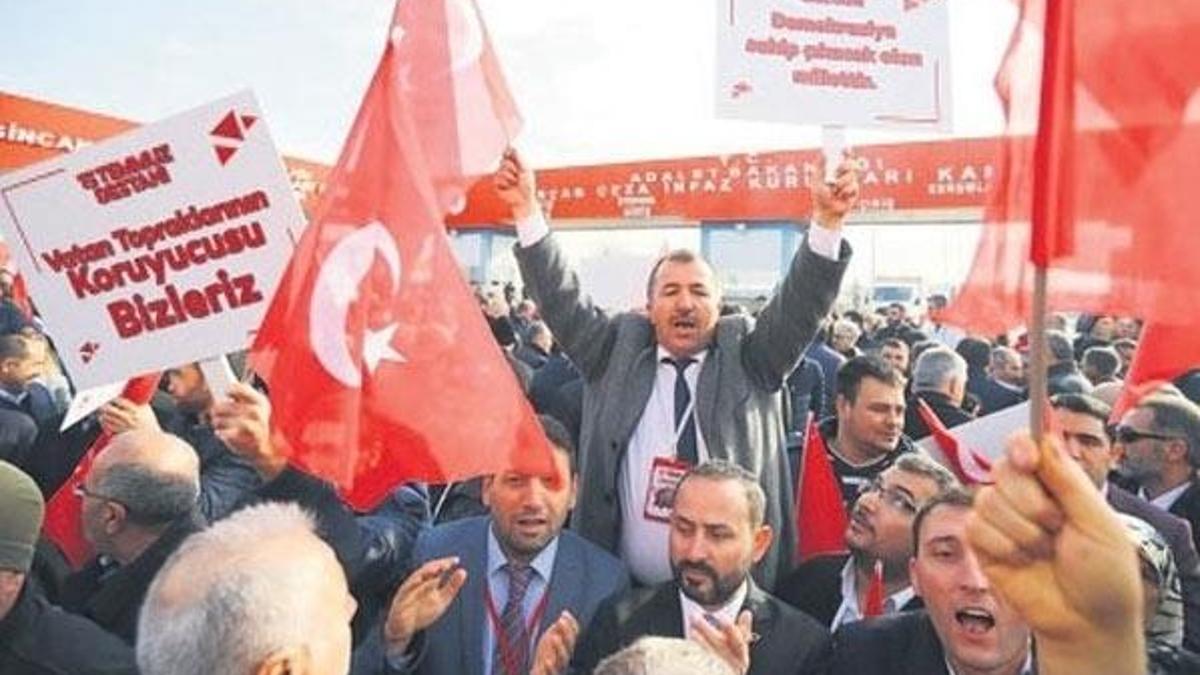 "Atatürk olsa seni asardı"
