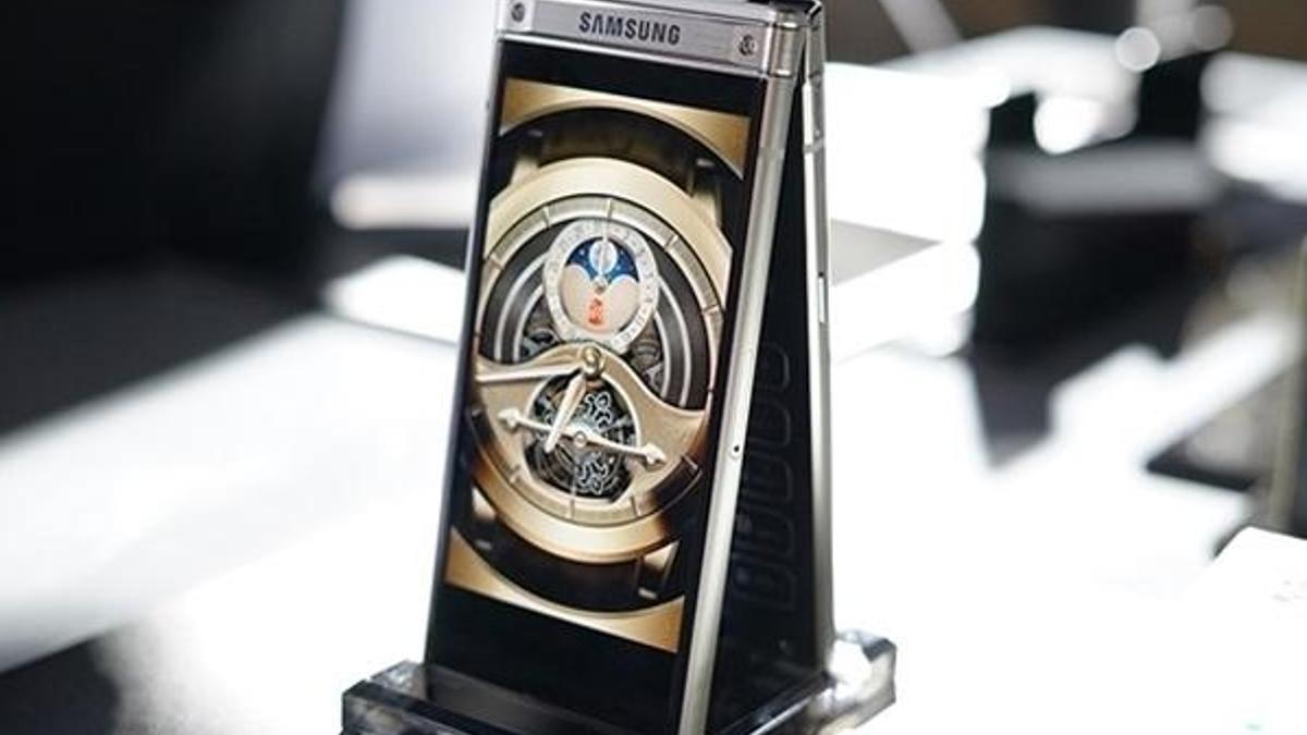 Samsung’un kapaklı akıllı telefonu resmen tanıtıldı