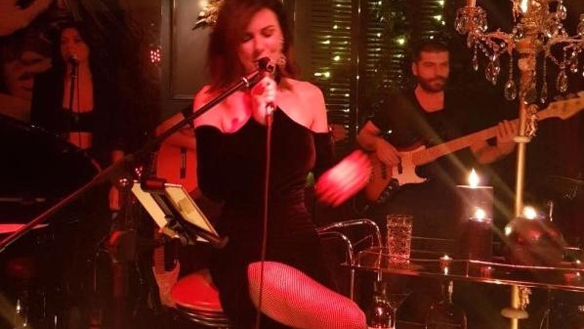 Derin yırtmaçlı Defne Samyeli nefes kesti!