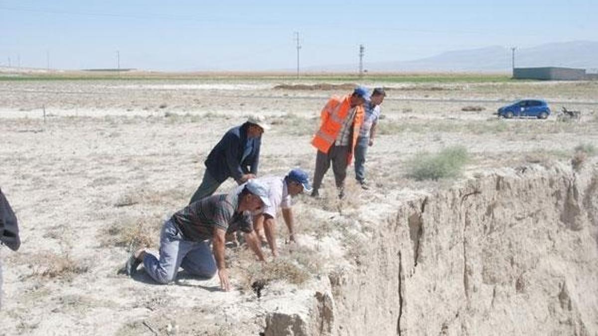 Konya'da oluşan dev obruklar köylüleri tedirgin ediyor