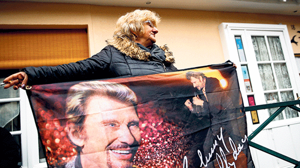 ‘Fransız Elvis’ akciğer kanserinden veda etti