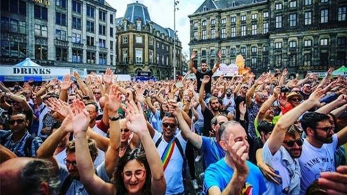 Yıllarca eşcinselleri fişlemiş!