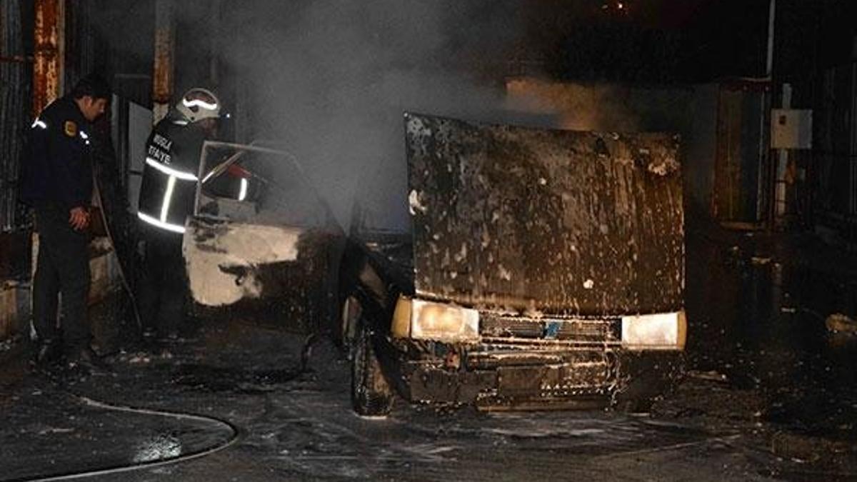 Ortaca'da park halindeki araç yandı
