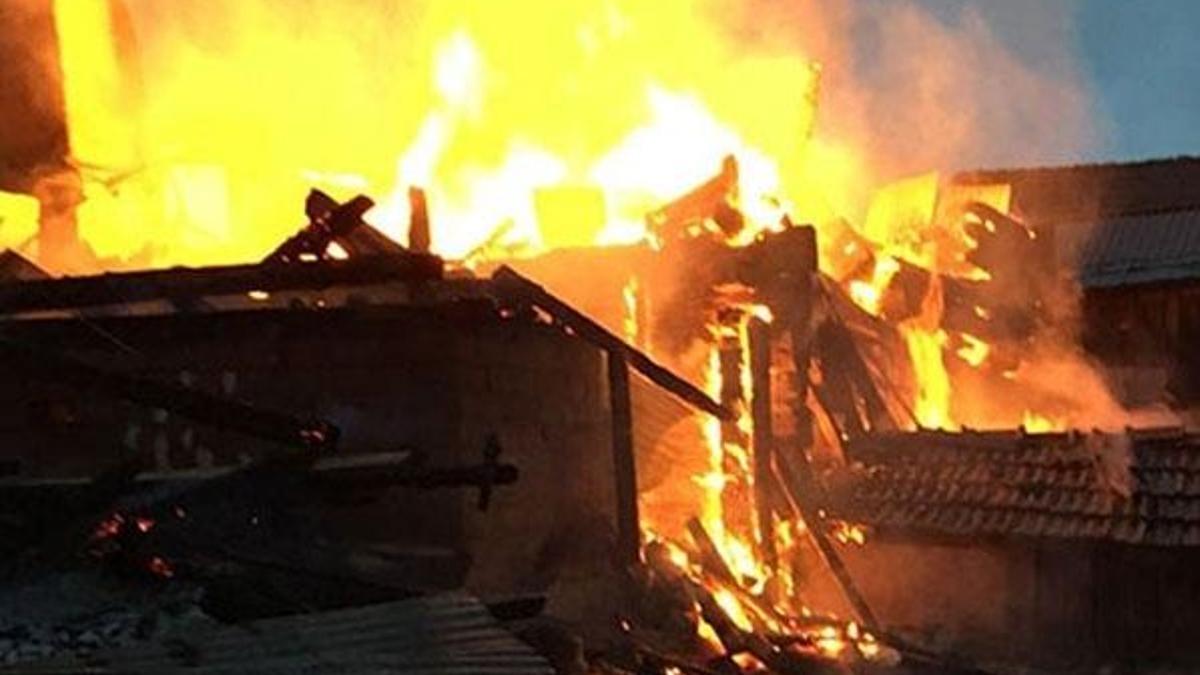Kastamonu’da iki katlı ahşap bina yangında küle döndü