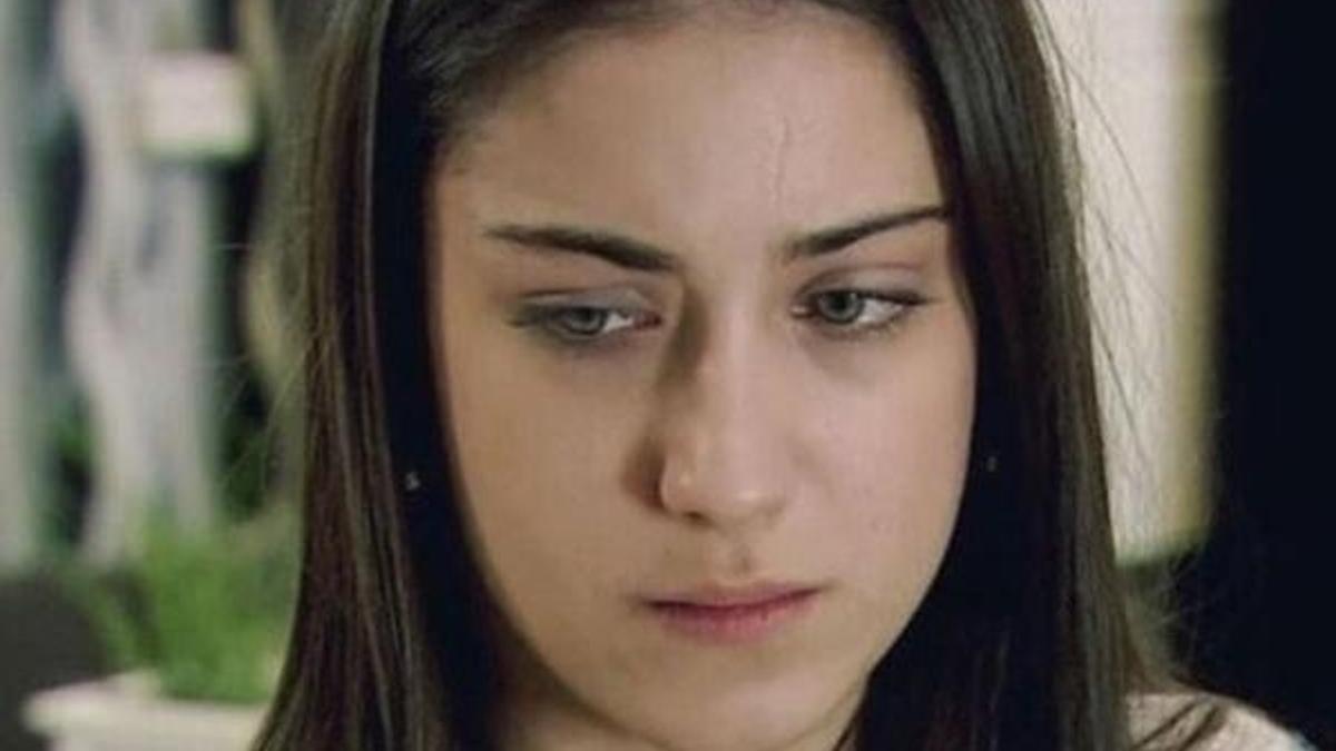 Hazal Kaya acı haberle yıkıldı!