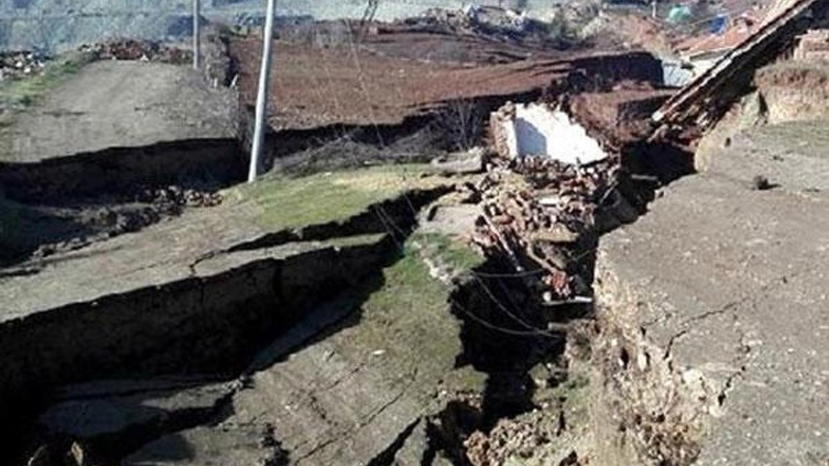 Bolu'da heyelanda 5 ev hasar gördü