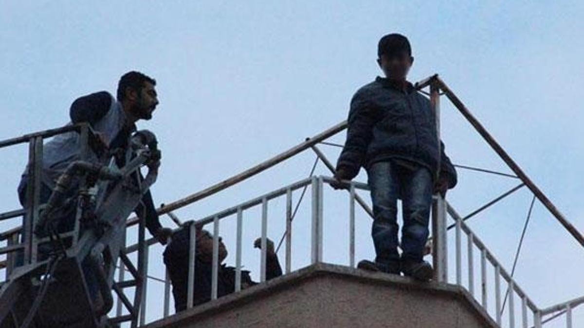 Atlamak üzereyken itfaiye son anda kurtardı