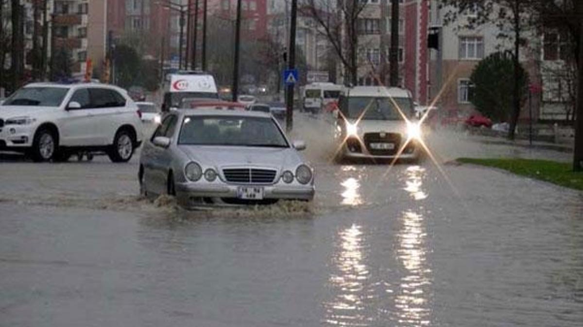 Dere taştı, Edirne-Kırklareli yolu trafiğe kapandı!