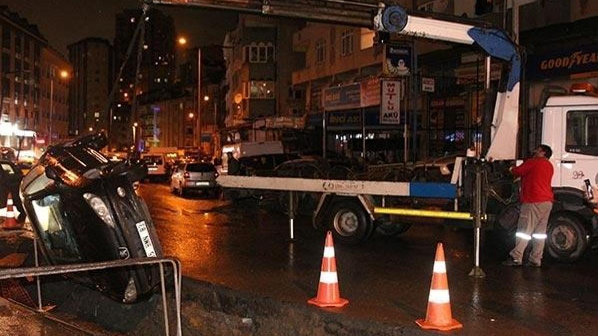 Şişli'de virajı alamayan otomobil kanala düştü!