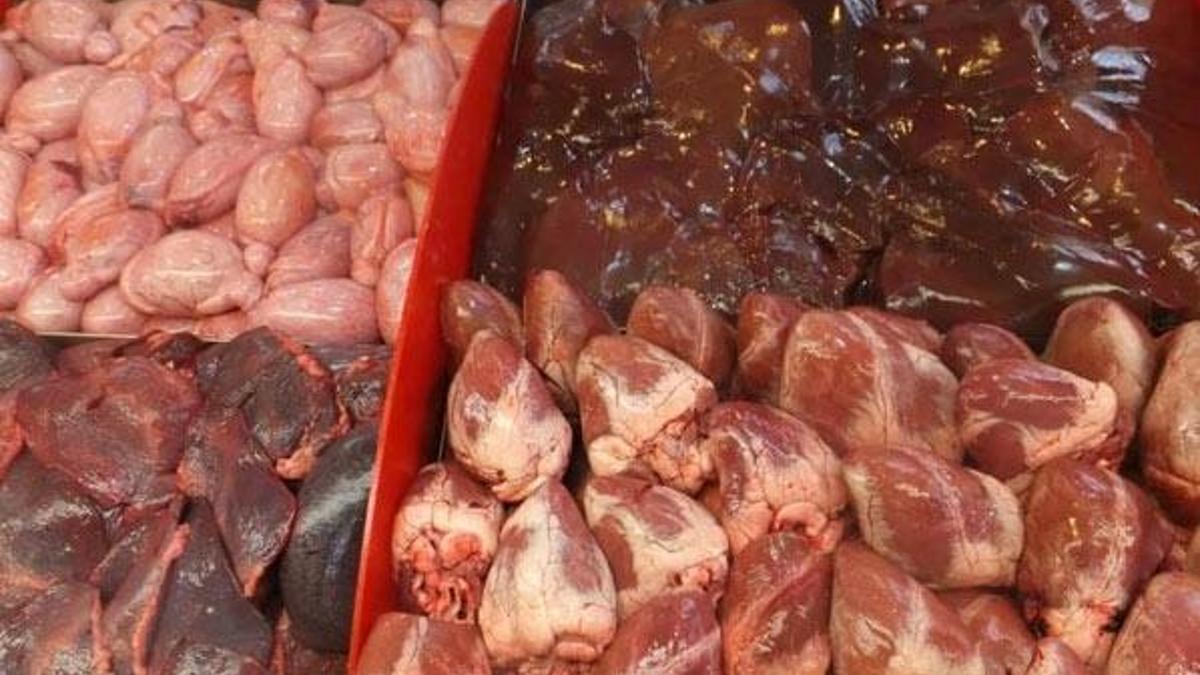 Çöpe atılan ciğer ve sakatat şimdi parayla bulunamıyor