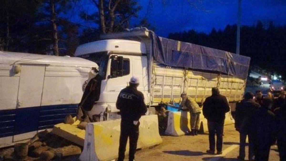Kamyon, polis uygulama noktasına girdi