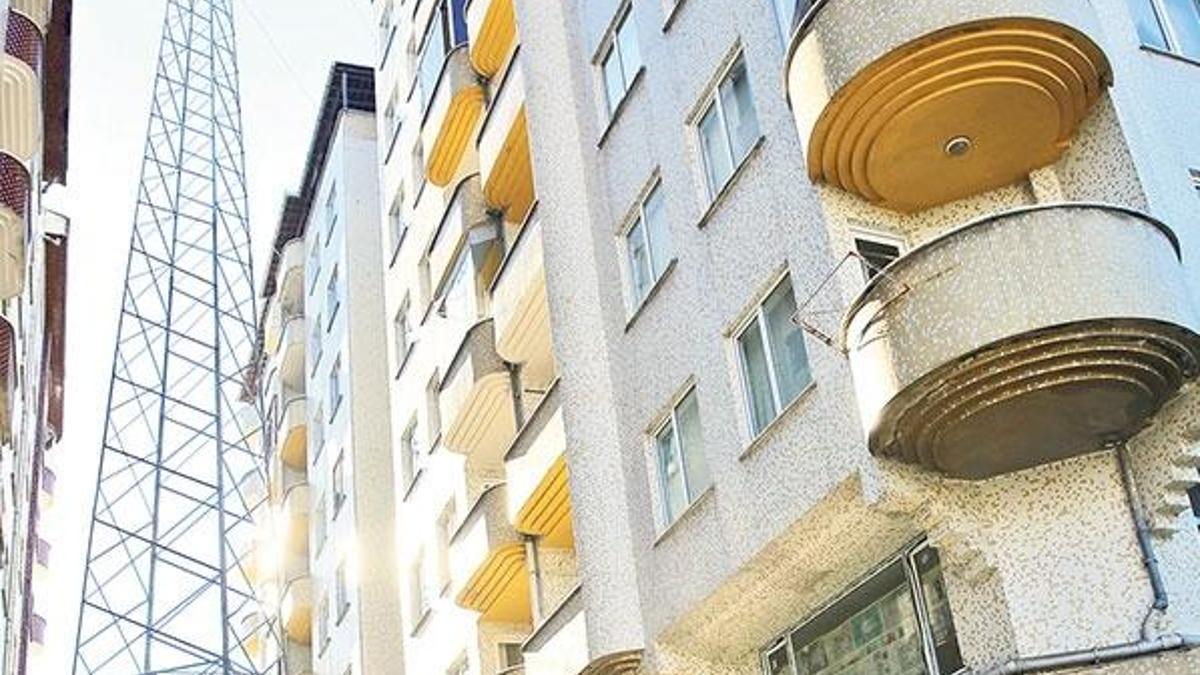 İki apartman arasına yüksek gerilim hattı