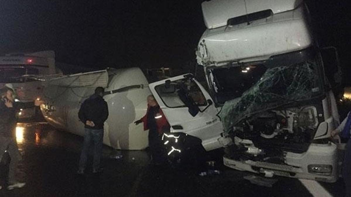 TEM otoyolunda feci kaza! İstanbul istikameti ulaşıma kapandı