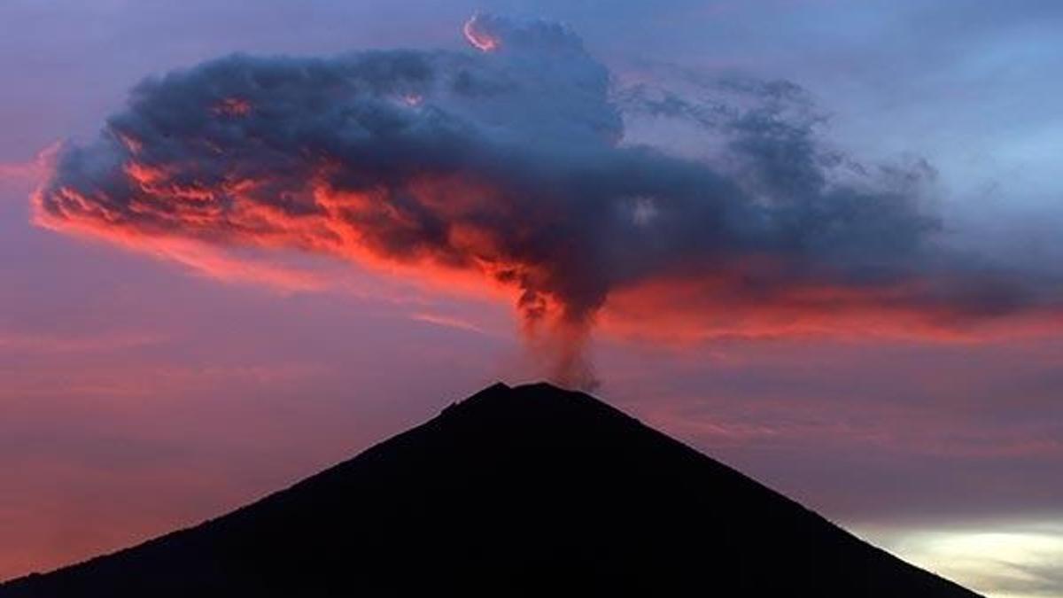 Agung Yanardağı yeniden kül püskürtmeye başladı