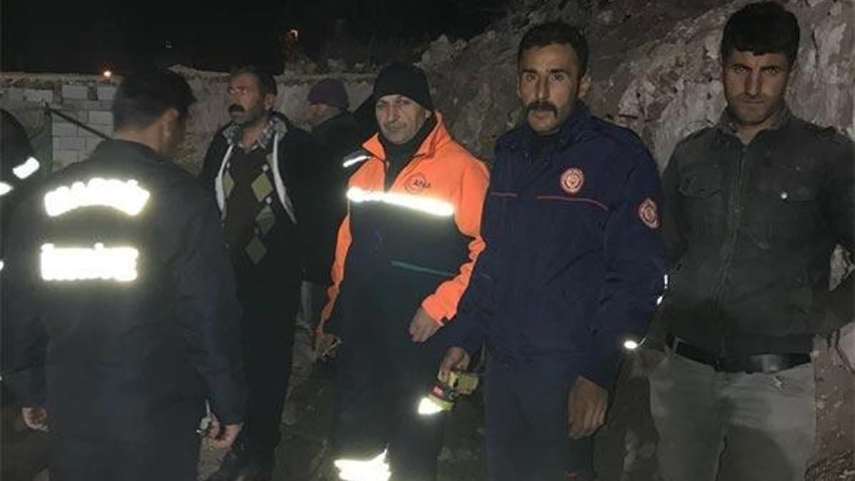 Ahır çöktü: 74 hayvan telef oldu