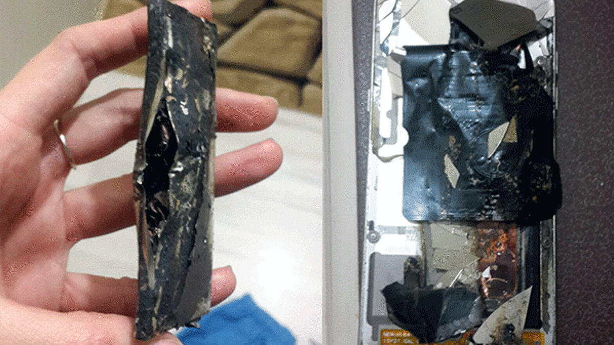 Doktorun cebindeki telefon patladı