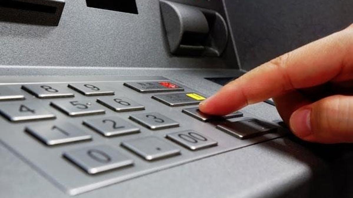 Fazla para verdiği için ATM'yi yumrukladı!