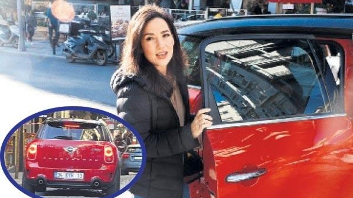 Plakada Kayahan yazıyor