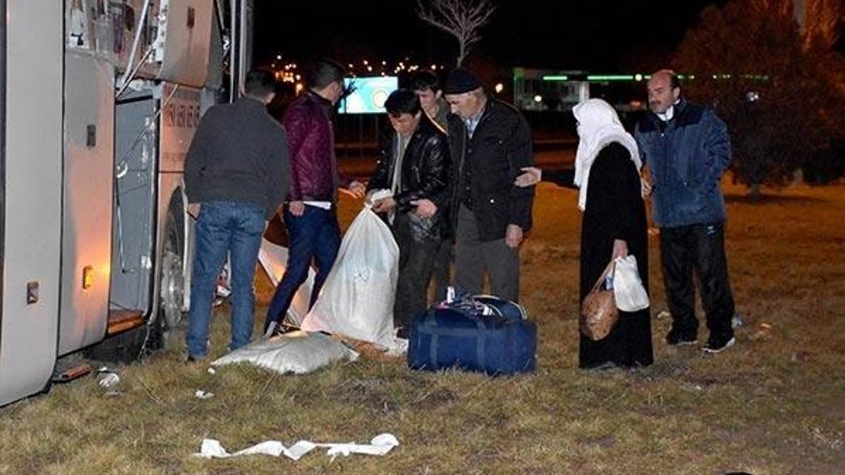 Yolcu otobüsü otomobille çarpıştı! Yaralılar var