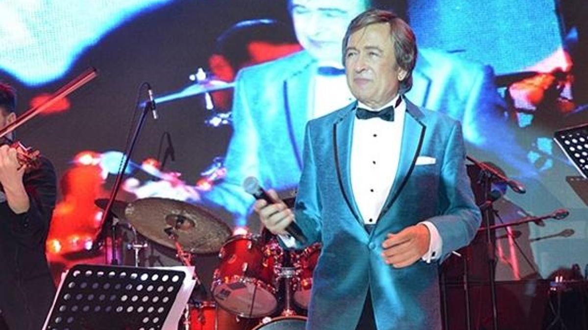 Erol Evgin dört dilde şarkı söyledi!