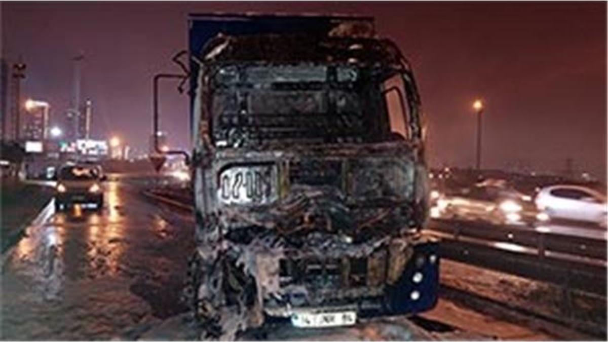 Mahmutbey Gişeler'de kargo tırında korkutan yangın
