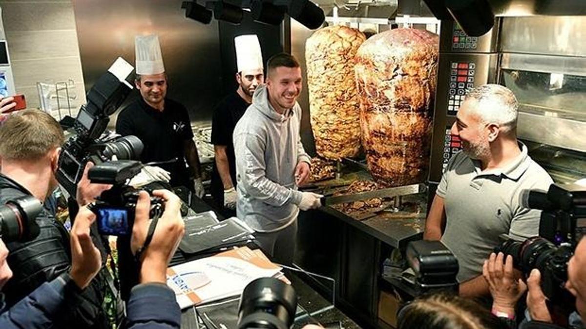 Lukas Podolski dönerci açtı