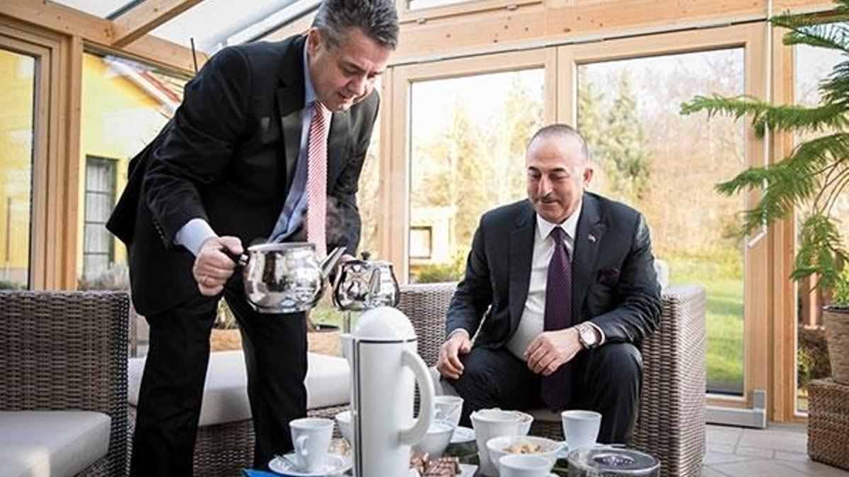 Alman Bakan, mevkidaşı Çavuşoğlu'na Türk çayı ikram etti