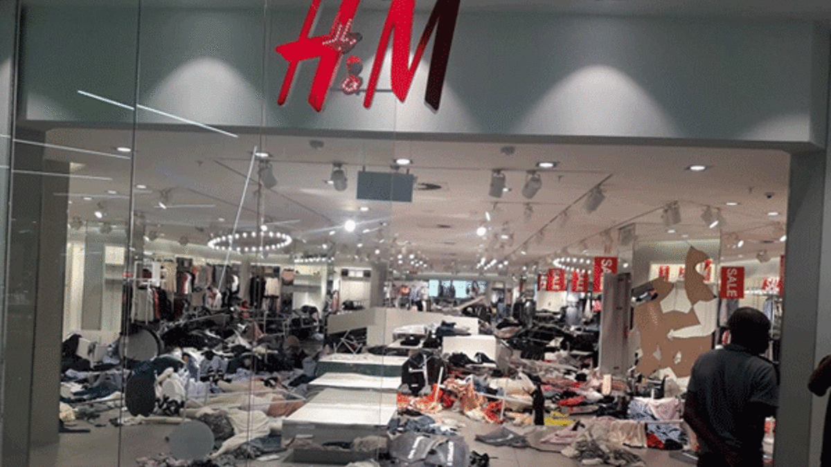 Irkçılık yapmakla suçlanan H&M mağazalarına saldırı