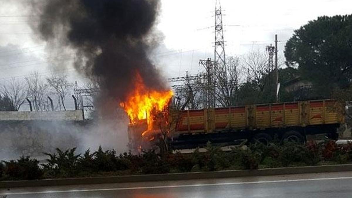 Seyir halindeki kamyon alev topuna dönüştü
