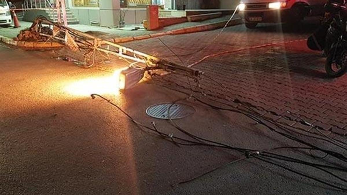 Avcılar'da yüksek gerilim hattına takılan vinç elektrik direğini devirdi