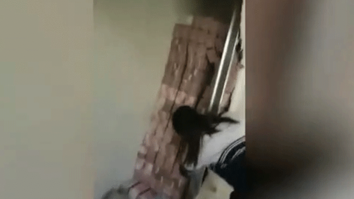 Yıkılan duvarın içinden milyon dolarlar çıktı!