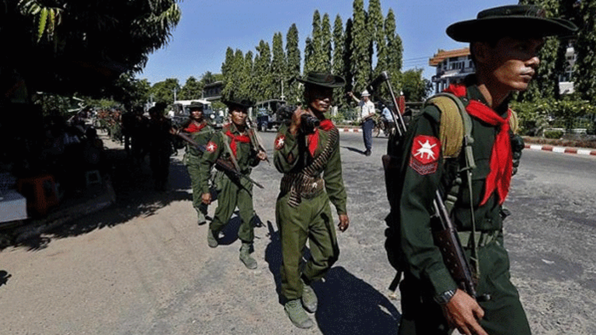 Arakan'da polis ateş açtı: Onlarca ölü!