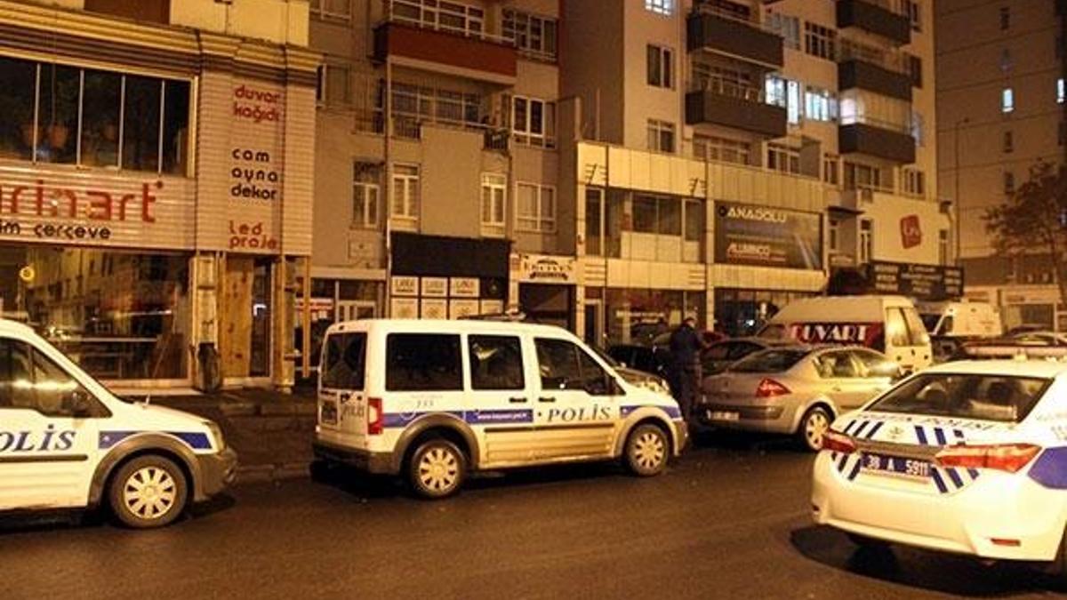 Tartıştığı babasını boğazını keserek öldürdü